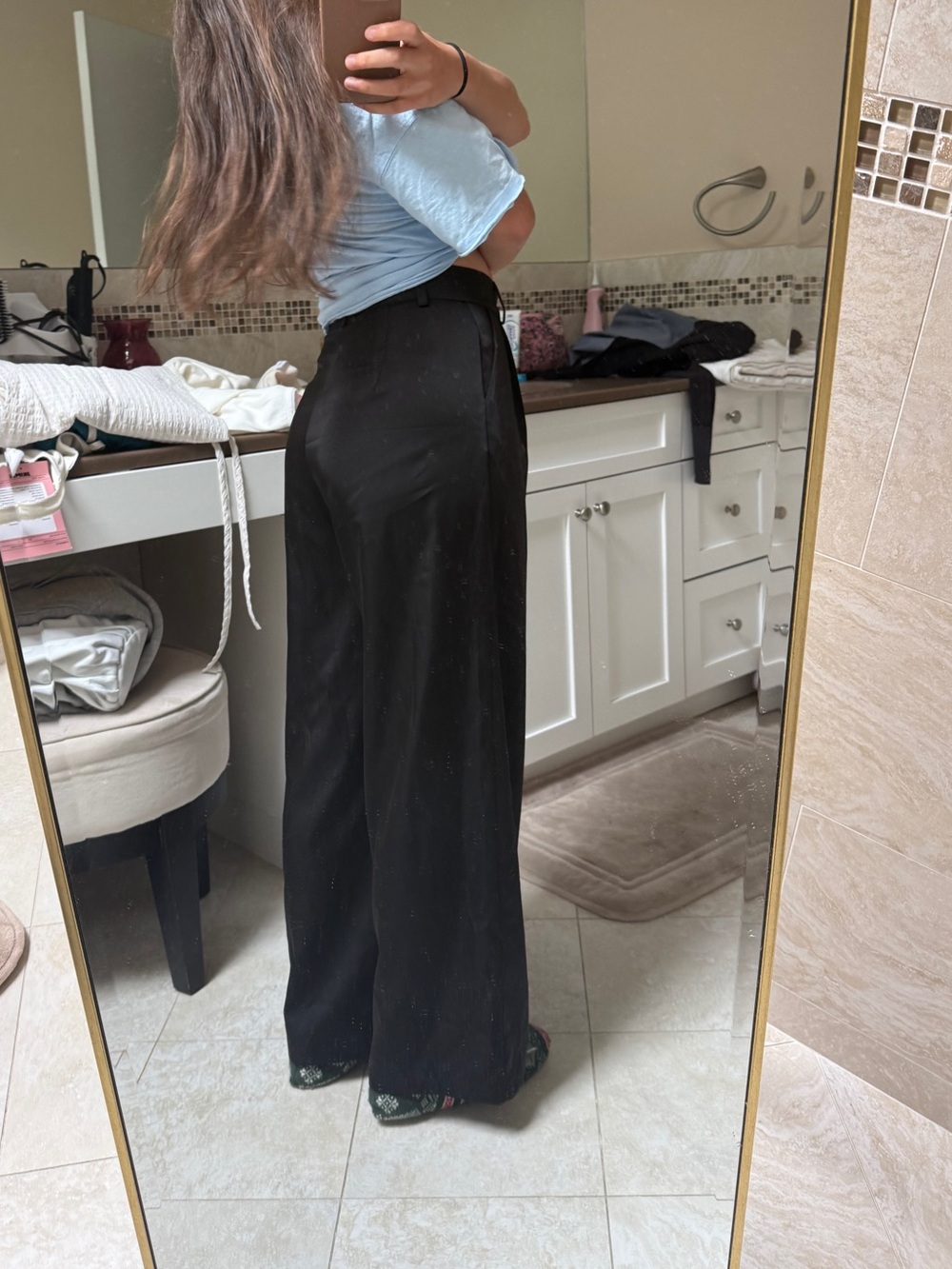 Black silk like wide leg pants with a high waist #widelegpants #highwaisted
